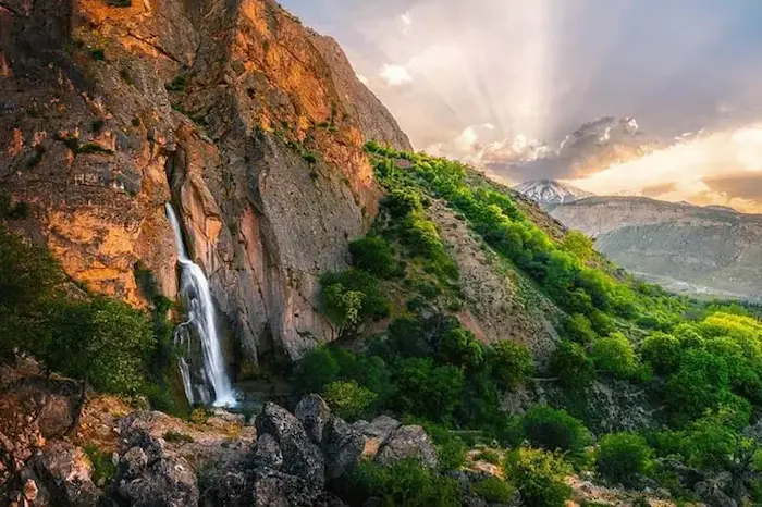 روانه شدن آبشار شاهاندشت در دل کوهستان سرسبز و صخره ای در شهر آمل 465416584541032