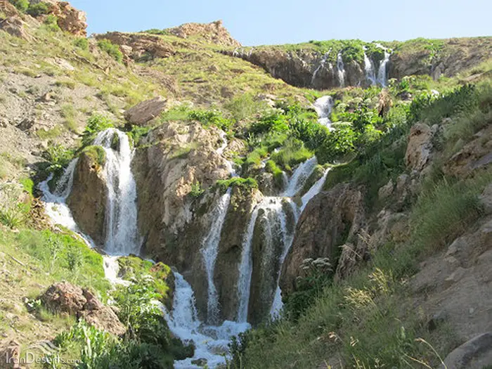 جریان آب پرفشار آبشار قو در دل کوهستان های شهر آمل 5415684156841512