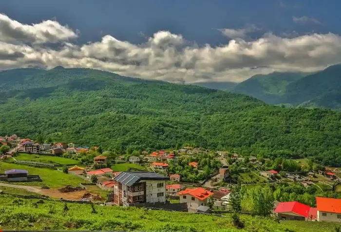 کوه و طبیعت سرسبز اطراف خانه های روستای بلیران 66677788888