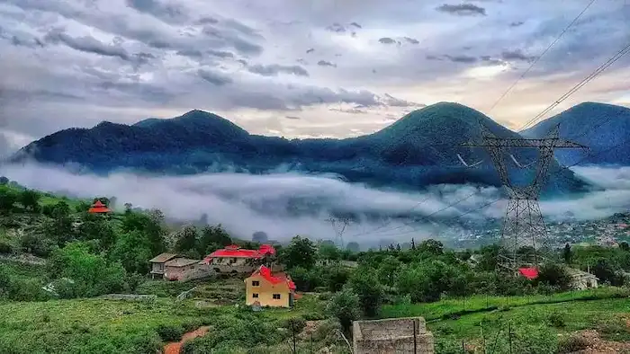 آب وهوا ی مه آلود و پوشش گیاهی سرسبز روستای میرخمند 35241654765842