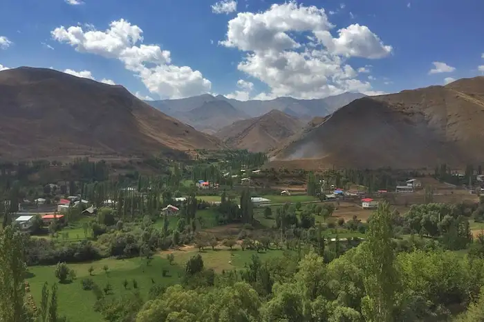 کوه ها، آسمان و پوشش گیاهی سرسبز روستای توریستی یوش 463854685416