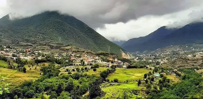 طبیعت زیبا و سرسبز روستای لاویج با آسمان مه آلود 455464554665