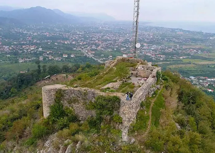 دیوار سنگی احاطه شده با پوشش گیاهی در روستای خشکرود در آمل 3564658468545045