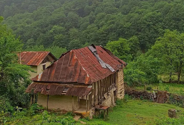 کلبه گلی متروکه در روستای صورت کلا 546543642