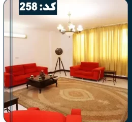 سالن نشیمن با پرده نارنجی و مبلمان قرمز 945645647526345