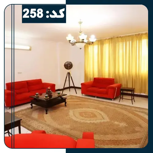 سالن نشیمن با پرده نارنجی و مبلمان قرمز 945645647526345
