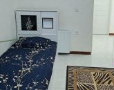 اتاق خواب با کفپوش سرامیک و تخت با سرتختی طرحدار سنگی ویلا در ایزدشهر 985626