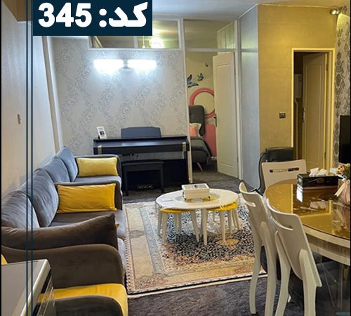 سالن نشیمن با کفپوش موکت و کاغذ دیواری آپارتمان در ایزدشهر