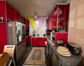 کابینت های ام دی اف قرمز و پنجره نورگیر آپارتمان در ایزدشهر 8985