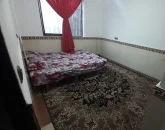 اتاق خواب و تخت دو نفره و پنجره های خانه ویلایی در محمودآباد 45484444