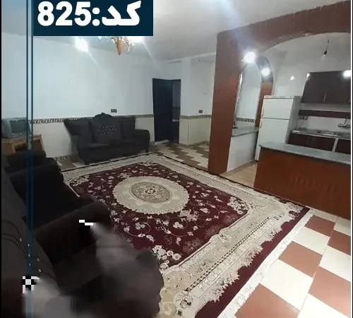 اتاق پذیرایی با مبلمان تیره رنگ و آشپزخانه خانه ویلایی در محمودآباد 4581644
