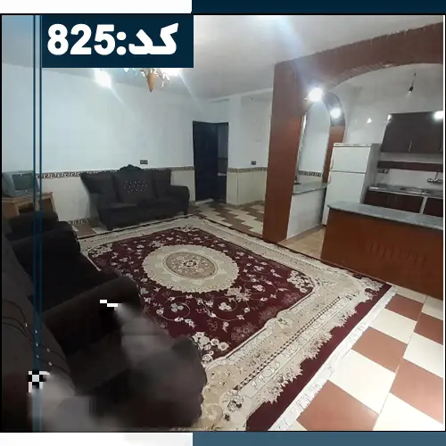 اتاق پذیرایی با مبلمان تیره رنگ و آشپزخانه خانه ویلایی در محمودآباد 4581644