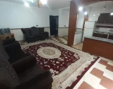 اتاق پذیرایی با مبلمان تیره رنگ و آشپزخانه خانه ویلایی در محمودآباد 458644