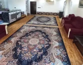 اتاق پذیرایی با مبلمان و فرش، کفپوش پارکت خانه ویلایی در محمودآباد 145648874
