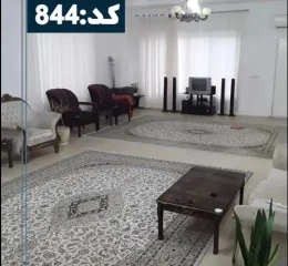 اتاق پذیرایی فرش شده با مبلمان و تلوزیون و اسپیلت خانه ویلایی در دابودشت 5746846