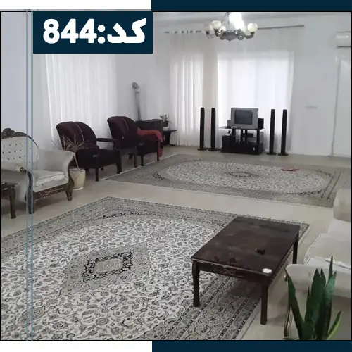 اتاق پذیرایی فرش شده با مبلمان و تلوزیون و اسپیلت خانه ویلایی در دابودشت 5746846