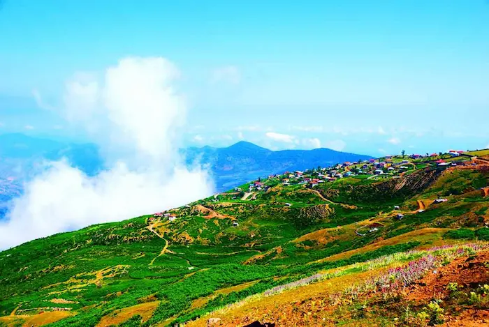 تپه های سرسبز در ارتفاات ابری روستای فیلبند 48697984