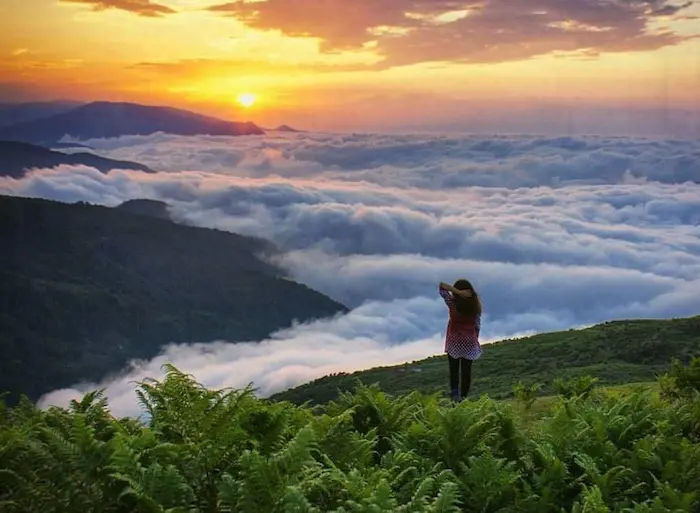 گردشگری بانو از ارتفاعات ابری و غروب آفتاب روستای فیلبند 487464