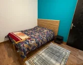 اتاق مستر با تخت 2 نفره و درب مشکی و دیوار های سفید آبی رنگی شده ویلا در محمودآباد 415684