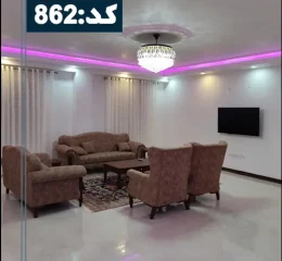 اتاق پذیرایی با مبلمان قهوه ای رنگ و کفپوش سرامیکی و تلوزیون دیواری ویلا در چمستان 45649