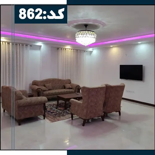 اتاق پذیرایی با مبلمان قهوه ای رنگ و کفپوش سرامیکی و تلوزیون دیواری ویلا در چمستان 45649