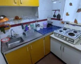 آشپزخانه با کابینت های زرد و اجاق گاز ویلا در آمل 5644