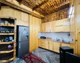آشپزخانه با کابینت های چوبی و یخچال و سقف چوبی ویلا در آمل 5847