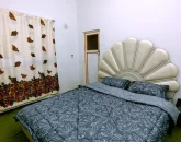 اتاق مستر با تخت دو نفره و درب حمام و سرویس بهداشتی ویلا در آمل 415648