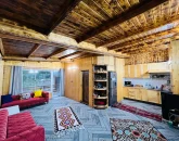 اتاق پذیرایی با آشپزخانه و کابینت ها و سقف چوبی ویلا در آمل 58489