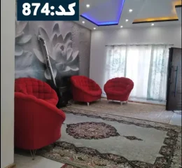 اتاق پذیرایی با مبلمان قرمز و فرش شده و کاغ دیواری آپارتمان در چمستان 25631