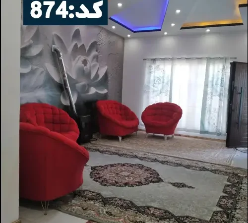 اتاق پذیرایی با مبلمان قرمز و فرش شده و کاغ دیواری آپارتمان در چمستان 25631