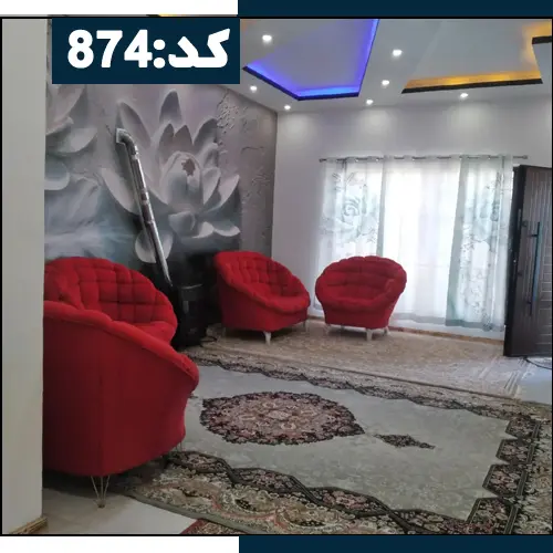 اتاق پذیرایی با مبلمان قرمز و فرش شده و کاغ دیواری آپارتمان در چمستان 25631
