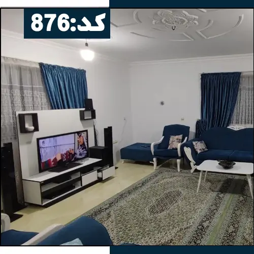 اتاق پذیرایی به همراه مبلمان آبی و تلوزیون رو میزی خانه ویلایی در آمل 54644
