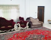 اتاق پذیرایی به همراه مبلمان تیره و اتاق فرش شده خانه ویلایی در محمودآباد 56456