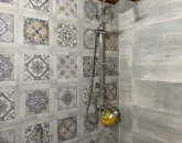 حمام با دوش فلزی و دیوار های کاشی کاری شده ویلا در آمل 5485