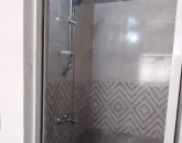 دوش حمام با دیوار های کاشی کاری شده آپارتمان در چمستان 415641
