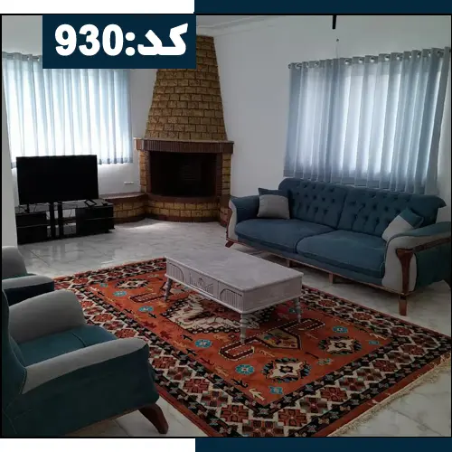 اتاق پذیرایی با مبلمان آبی رنگ و شومینه خانه ویلایی در محمودآباد 5867586546