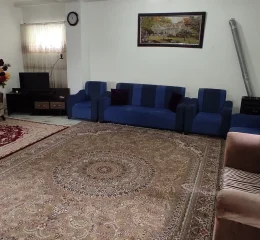 اتاق پذیرایی فرش شده به همراه مبلمان آبی خانه ویلایی در چمستان 5897698564