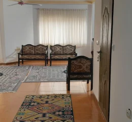 اتاق پذیرایی فرش شده به همراه مبلمان آپارتمان در ایزدشهر 456479565