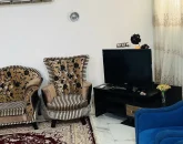 اتاق پذیرایی فرش شده به همراه مبلمان و تلوزیون خانه ویلایی در چمستان 6868756856