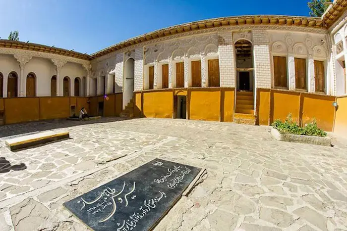 تصویری از مقبره نیما یوشیج در آغوش خانه خویش، یکی از جاهای دیدنی اطراف موزه گالری دیدی ایزدشهر 678696076786