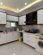 آشپزخانه با دیوارپوش طرحدار و پنجره نورگیر آپارتمان در زرگر 8445456